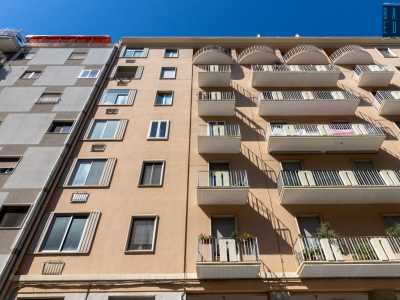 Sulla via ci colpisce la rosa facciata di palazzo San Marino, progettato nel 1948 dall�architetto Marino Lopopolo...